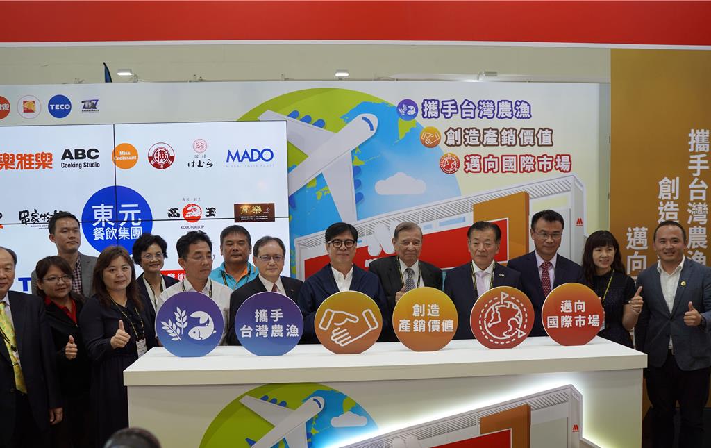 東元餐飲集團(tuán)率三大品牌摩斯?jié)h堡、樂雅樂餐廳、蜜可頌及東元電機(jī)連續(xù)五年參加高雄國(guó)際食品展。（東元提供）